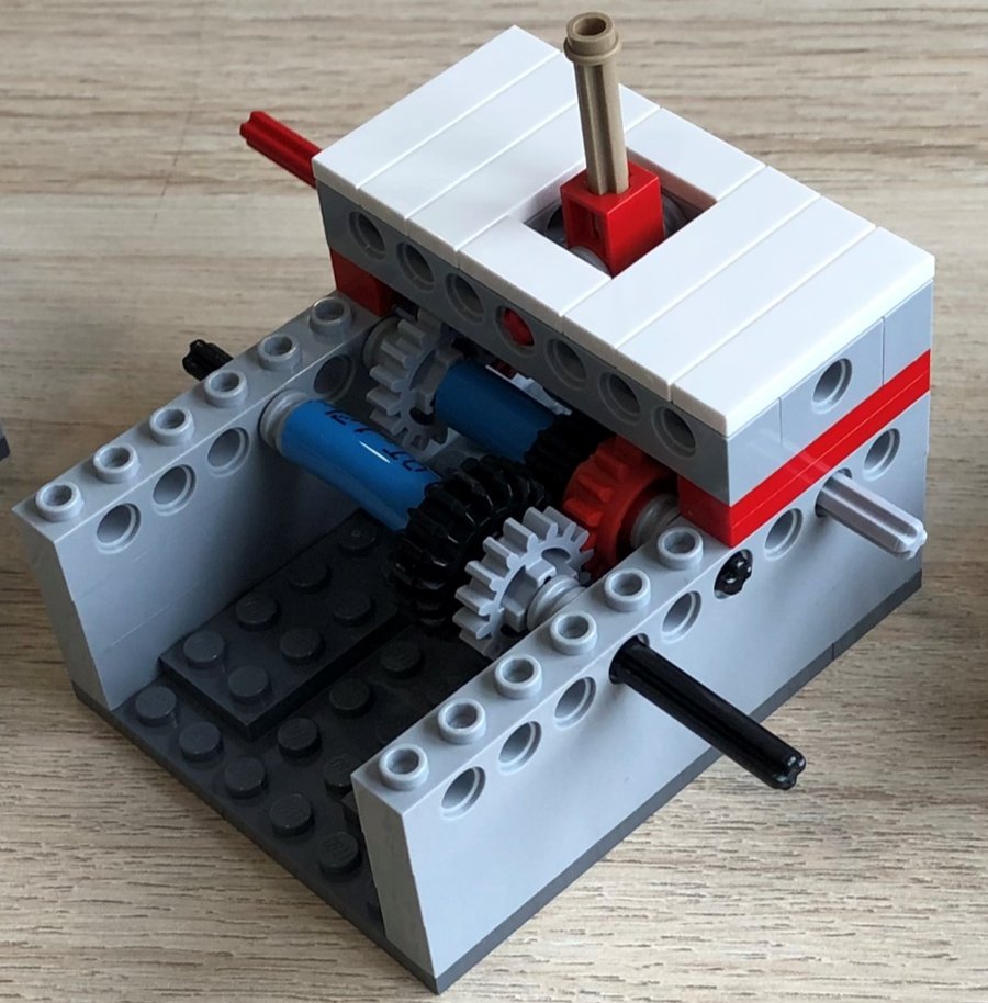 Mechanizmus s ozubenými kolesami postavený z LEGO® kociek